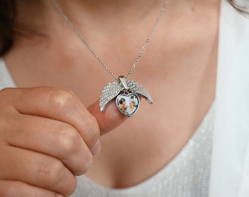 Anpassat halsband med dolt namn och skyddsängelvingar, hjärtformat hänge, diamantbesatt fotohalsband, minnessmycken, present till henne bild 8