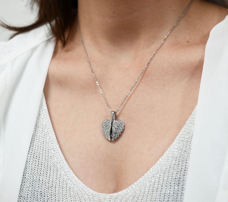 Anpassat halsband med dolt namn och skyddsängelvingar, hjärtformat hänge, diamantbesatt fotohalsband, minnessmycken, present till henne bild 6