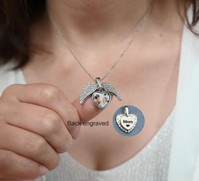 Anpassat halsband med dolt namn och skyddsängelvingar, hjärtformat hänge, diamantbesatt fotohalsband, minnessmycken, present till henne bild 1