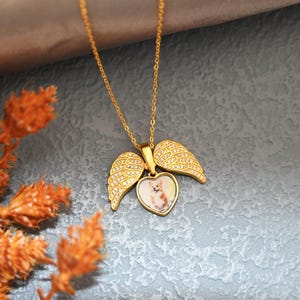 Anpassat halsband med dolt namn och skyddsängelvingar, hjärtformat hänge, diamantbesatt fotohalsband, minnessmycken, present till henne bild 4
