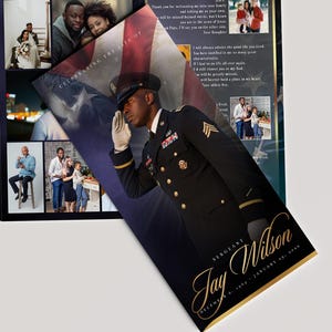 Puede incluir: Un folleto conmemorativo con un tema patriótico. El folleto abierto muestra fotos y texto, con un diseño de la bandera estadounidense. Una tarjeta más pequeña presenta a un soldado saludando en uniforme. El nombre "Jay Wilson" está escrito en oro.