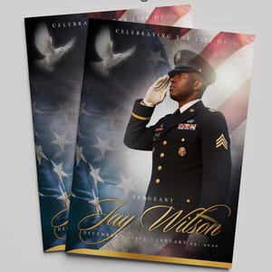 Könnte beinhalten: Trauerprogrammvorlage mit einem salutierenden Soldaten in Uniform, vor dem Hintergrund der amerikanischen Flagge. Das Design enthält den Text "Funeral Program Template" und "4 Pages". Die Größe ist 11x17 und 8,5x11.