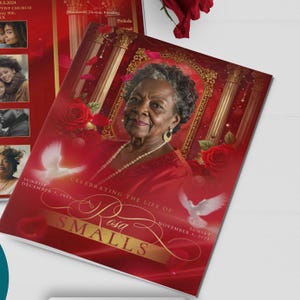 Könnte beinhalten: Ein rotes und goldenes Gedenkprogramm mit einem Porträt einer Frau, Rosen und Tauben. Der Text lautet "Celebrating the Life of Rosa Smalls" mit Geburts- und Sterbedaten. Das Design umfasst dekorative Säulen.