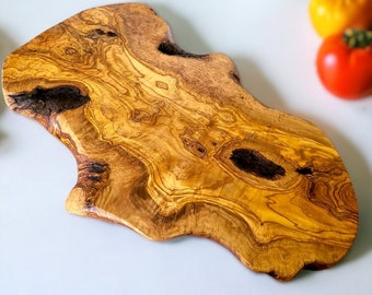 Madera de olivo grande sólido irregular forma rústica hecha a mano charcutería de madera tablero de presentación de queso / regalo único / varios tamaños