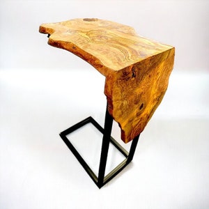 Mesa de canto em formato C com estrutura de metal