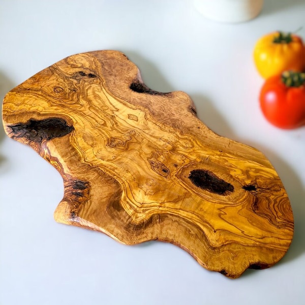 Tablero de presentación de queso de charcutería de madera artesanal rústico de forma irregular de madera de olivo / regalo único / varios tamaños