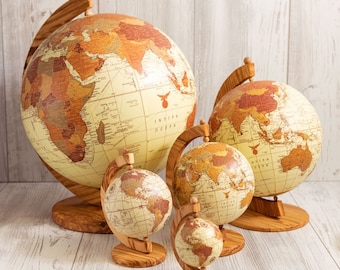 Wereld Aardebol | Handgemaakt olijfhout | Houten standaard | Decoratief kantoorcadeau