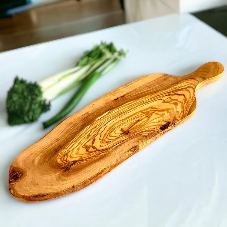 ハンドル付きオリーブウッドの素朴なカッティングボード