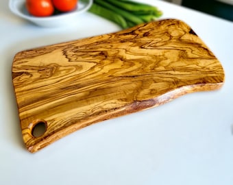 Tabla de cortar/cortar de madera de charcutería de forma irregular hecha a mano de madera de olivo con agujero / idea única de regalo de cocina