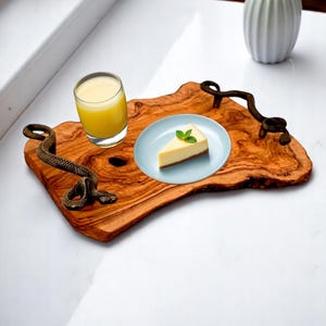 Bandeja de madera de olivo hecha a mano con asa en forma de serpiente
