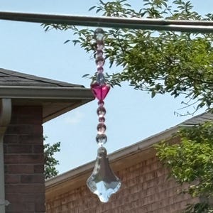 Bonito atrapasol en color rosa y transparente.