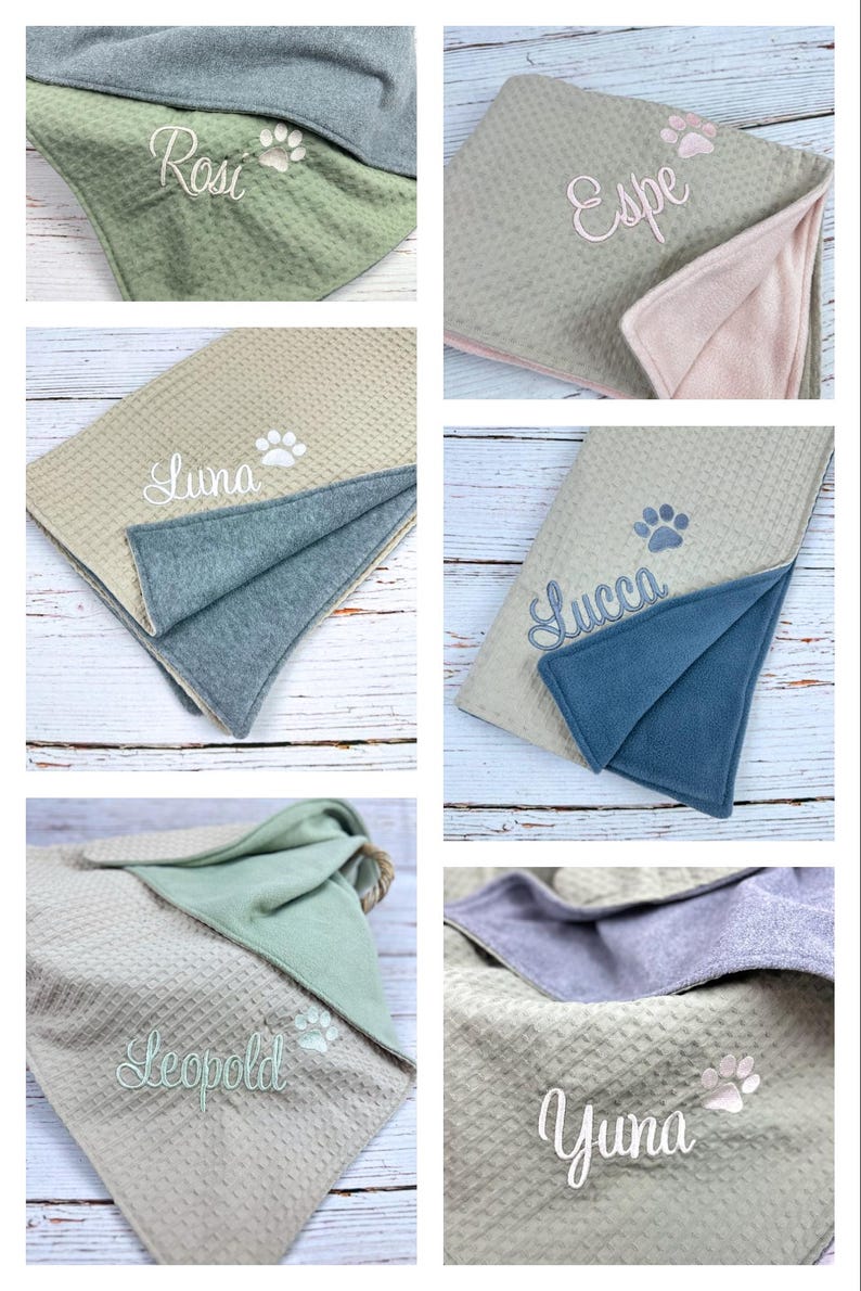 Op de afbeelding: Vijf verschillende honden dekens met gepersonaliseerde namen. Elke deken is beige met een poot afdruk en een geborduurde naam. De dekens zijn gemaakt van een zacht, pluche materiaal en perfect om te knuffelen met je harige vriend.