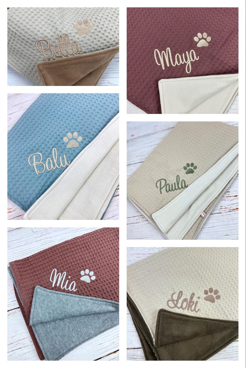 Op de afbeelding: Zes gepersonaliseerde honden dekens met verschillende namen geborduurd erop. De dekens zijn gemaakt van een zacht, pluche materiaal en hebben een omkeerbaar ontwerp. De namen op de dekens zijn Bella, Maya, Balu, Paula, Mia en Loki.