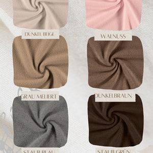 Op de afbeelding: Fleece stofstalen in verschillende kleuren, waaronder zand, lichtroze, bruin, grijs, blauw en groen. De stalen zijn gelabeld met hun respectievelijke kleurennamen in het Duits.