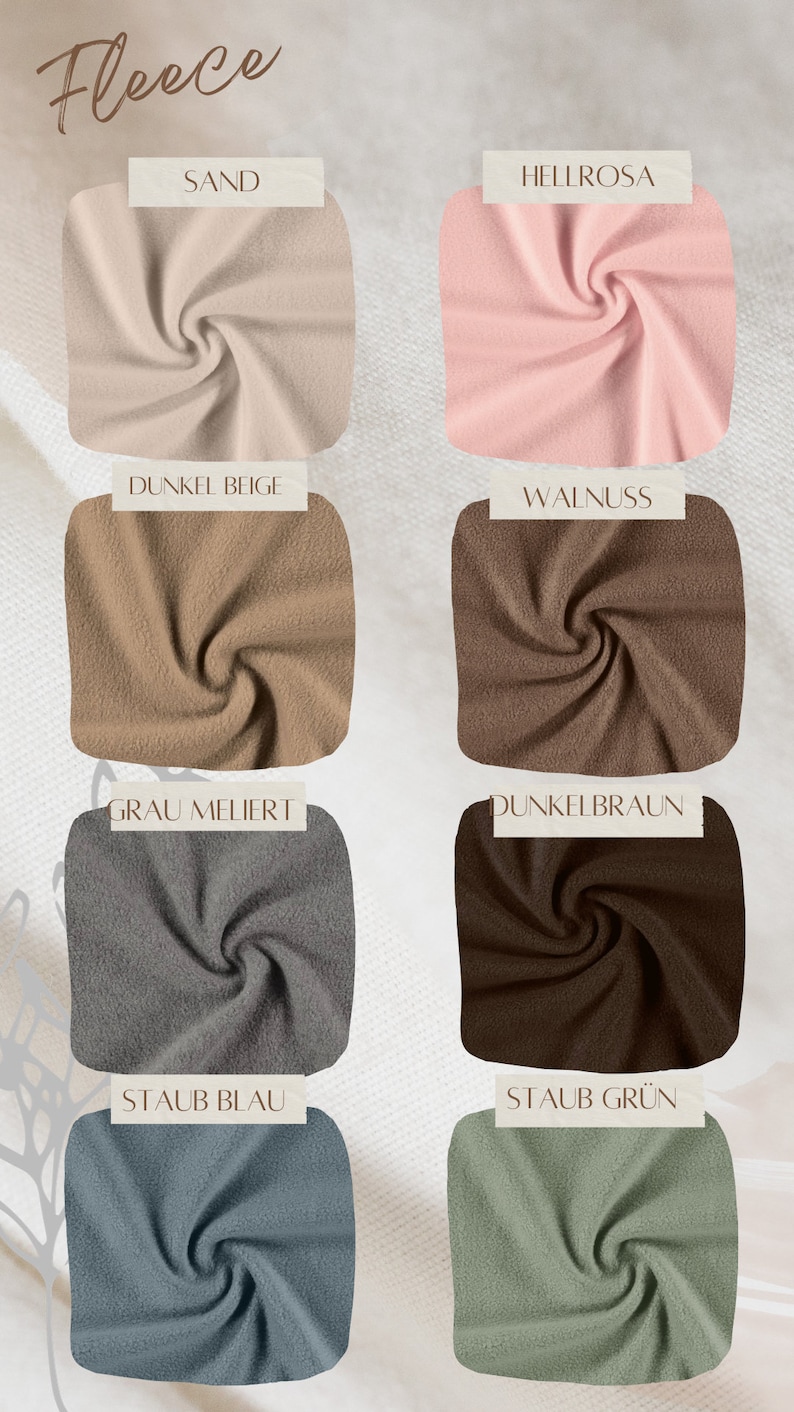 Op de afbeelding: Fleece stofstalen in verschillende kleuren, waaronder zand, lichtroze, bruin, grijs, blauw en groen. De stalen zijn gelabeld met hun respectievelijke kleurennamen in het Duits.