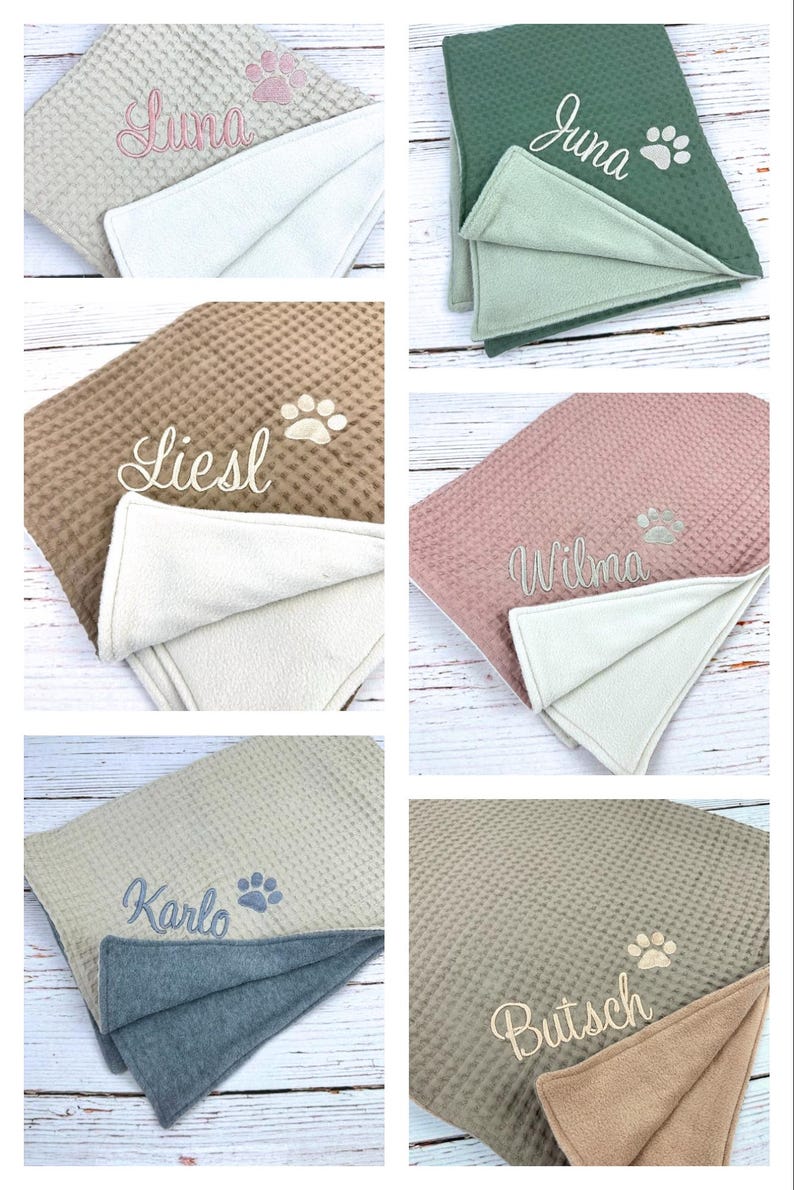 Op de afbeelding: Zes verschillende hondenbedden met gepersonaliseerde namen geborduurd erop. De bedden zijn gemaakt van een zacht, pluche materiaal en zijn verkrijgbaar in verschillende kleuren, waaronder beige, bruin, groen, roze en grijs. Elk bed heeft een pootprintontwerp.