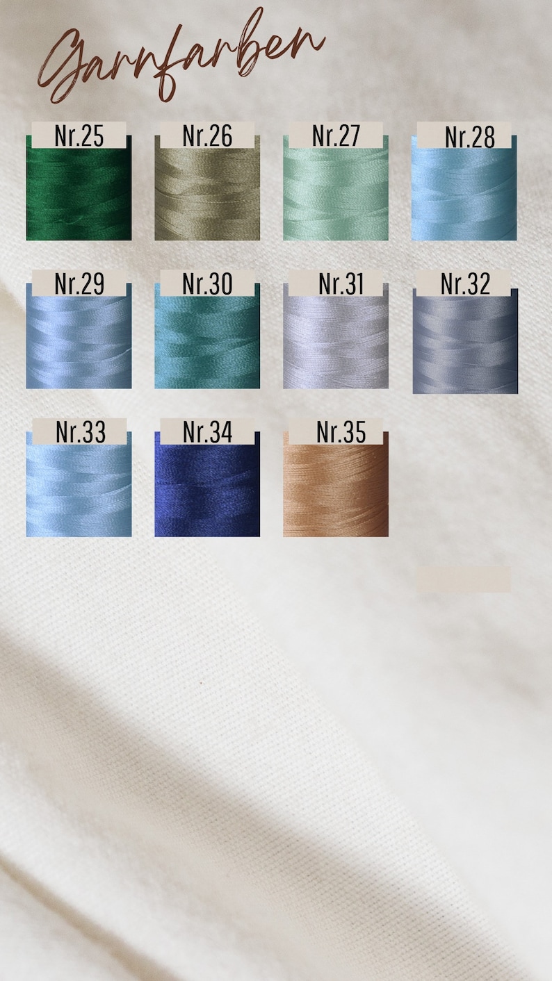 Op de afbeelding: Een garenkleurenkaart met het Duitse woord "Garnfarben" bovenaan. De kleuren zijn genummerd van 25 tot 35. De kleuren omvatten groen, bruin, lichtblauw, donkerblauw en beige.