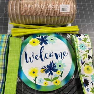 Kit de corona de bienvenida floral de verano, kit de corona de bricolaje de malla, kit de letrero y cinta azul y amarillo, haga su propia corona, suministros de artesanía para corona