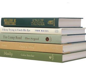 Könnte beinhalten: Ein Stapel von fünf Büchern mit grünen, weißen und beigefarbenen Einbänden. Die Titel der Bücher lauten "William W. Johnstone", "Sons of Thunder", "I Keep Trying to Catch His Eye", "Tin Camp Road", "Once a Wolf" und "Molly".