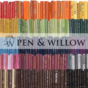 Bunte dekorative Bücher für Regaldekor, Wohnkultur, Hochzeitsrequisite, Innenarchitektur - Am Fuß