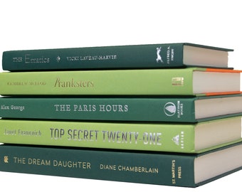 Könnte beinhalten: Ein Stapel von fünf gebundenen Büchern mit grünen und hellgrünen Einbänden. Die Titel der Bücher lauten "The Erratics", "Pranksters", "The Paris Hours", "Top Secret Twenty-One" und "The Dream Daughter".