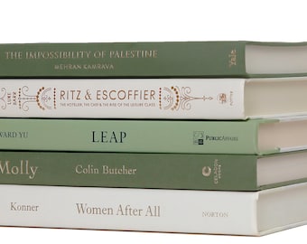 Könnte beinhalten: Ein Stapel von fünf Büchern mit grünen und weißen Einbänden. Die Titel der Bücher lauten "The Impossibility of Palestine", "Ritz & Escoffier", "Leap", "Molly" und "Women After All".