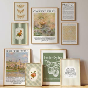 Könnte beinhalten: Eine Sammlung gerahmter Kunstdrucke mit verschiedenen Designs. Die Drucke umfassen botanische Illustrationen, Landschaftsbilder und inspirierende Zitate. Die Farbpalette umfasst Erdtöne, Grün und Beige.