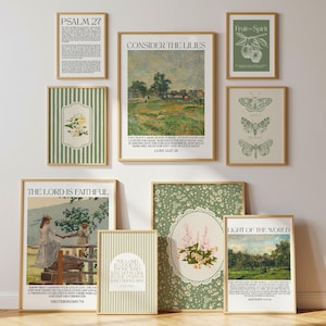 以下が含まれることがあります： 様々なデザインとテキストが施された、額装されたアートプリントのコレクション。植物画、風景画、インスピレーションを与える引用句などが含まれています。フレームは明るい木の色で、全体的にヴィンテージで穏やかな雰囲気です。