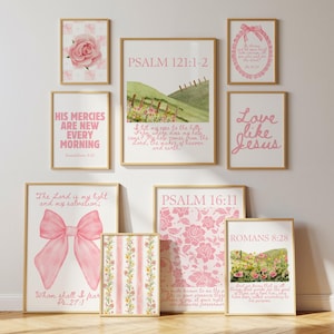 Trendy christelijke muurkunst, set van 9: girly roze coquette-afdrukken met teksten en bijbelteksten