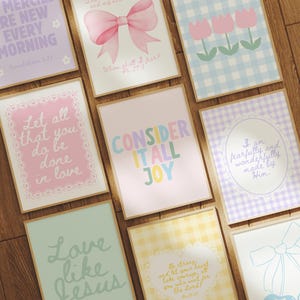 Pastelcoquette christelijke print set van 9: bloemen roze bijbelvers schrift muurkunst