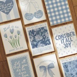 Conjunto de 9 artes de parede cristãs Blue Coquette: estampas modernas de versículos bíblicos, arte de parede com escrituras florais, estampas de berçário com guingão azul, arte minimalista