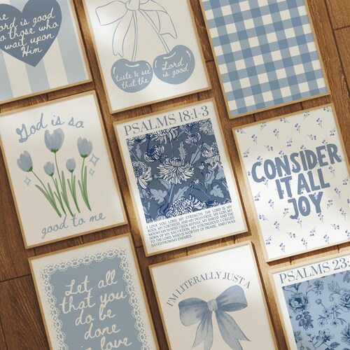Blue Coquette Christian Wandkunst 9er Set: Trendige Bibel Vers Drucke, Florale Schrift Wandkunst, Blaue Gingham Kindergarten Drucke, minimalistische Kunst