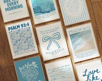 Könnte beinhalten: Eine Sammlung gerahmter Kunstdrucke mit inspirierenden Zitaten und Bibelversen in Blau- und Weißtönen. Die Drucke zeigen verschiedene Designs, darunter florale Muster, Ozeanszenen und Text. Die Rahmen haben eine natürliche Holzoberfläche.