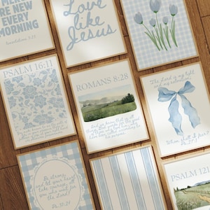 Puede incluir: Una colección de impresiones artísticas enmarcadas con varios diseños y citas inspiradoras en azul claro y blanco. Las impresiones presentan patrones florales, paisajes de acuarela y letras manuscritas. Los marcos tienen un acabado de madera natural.
