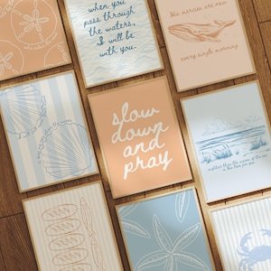 Könnte beinhalten: Eine Sammlung gerahmter Kunstdrucke mit Küstenmotiv. Die Drucke zeigen Illustrationen von Muscheln, Seesternen und Walen sowie inspirierende Zitate in verschiedenen Schriftarten und Farben, darunter Pfirsich, Blau und Weiß.