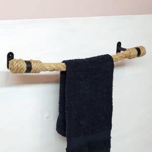 Porta asciugamani in corda di iuta con ferramenta in metallo. Elegante accessorio da bagno. Raccordi neri.
