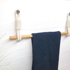 Porta asciugamani in corda di cotone e legno.. elegante organizer per il bagno.. elegante accessorio per il bagno