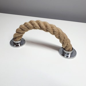 Maniglia per cassetto in corda.. Maniglia in corda bianca con ferramenta in metallo cromato, pomello per mobile minimalista.. Juta lavorata a mano