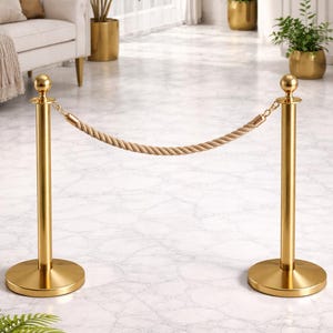 Puede incluir: Un letrero de madera rústica con el texto "Welcome to our home" en letras blancas. El letrero presenta un acabado envejecido y un diseño simple y acogedor, ideal para un porche o entrada.