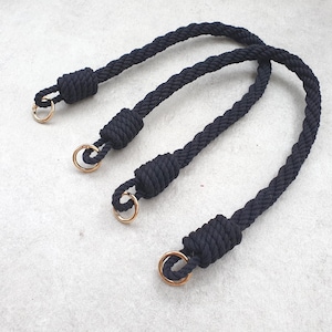 Peut inclure: Trois poignées en corde bleu marine avec des anneaux en métal doré. La corde est torsadée et nouée à intervalles réguliers. Les poignées sont conçues pour les sacs ou autres projets d'artisanat.