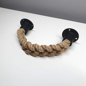 Maniglia per cassetto in corda.. Intrecciata a mano.. Maniglia in juta naturale con ferramenta in metallo nero.. Pomello rustico per mobile Boho.