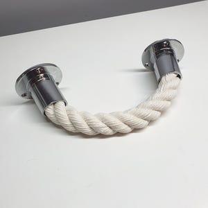 Maniglia per cassetti realizzata a mano. Maniglia in corda di cotone bianco con ferramenta in metallo cromato. Pomello per mobile moderno.