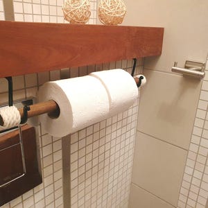 Toiletrolhouder - badkamer milieuvriendelijke stijl - zwarte smeedijzeren haken en houten ronde staaf - handdoekhouder