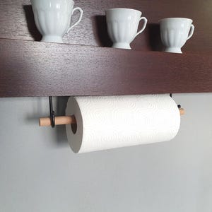 Suporte para toalhas de papel - Ferro forjado preto com haste de madeira - Organizador de cozinha rústico para montagem na parede