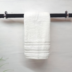 Portasciugamani...Portasciugamani nero...Asta di legno, corda di cotone, staffe metalliche...Elegante accessorio per il bagno