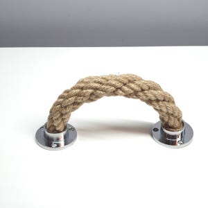 Maniglia per cassetto in corda rustica.. Realizzata a mano con corda di juta naturale e ferramenta cromata.. Maniglia per mobile in stile nautico