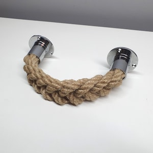Maniglia per cassetto.. Maniglia in juta naturale con ferramenta in metallo cromato.. Pomello rustico per mobile Boho.. Corda intrecciata a mano