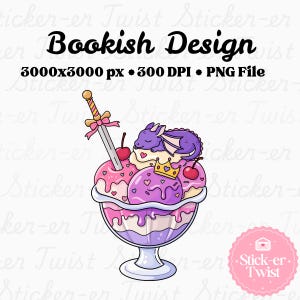 Może przedstawiać: Biały ceramiczny kubek z czarnym uchwytem i napisem "But First, Coffee" pogrubioną, czarną czcionką. Kubek jest umieszczony na rozmytym tle, sugerującym przytulne otoczenie.