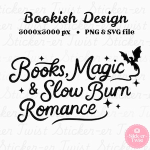 Puede incluir: Dise&ntilde;o gr&aacute;fico en blanco y negro con el texto "Bookish Design" y "Books, Magic & Slow Burn Romance". Incluye una silueta de murci&eacute;lago y estrellas. Disponible como archivo PNG y SVG.