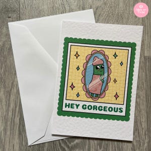 Tarjeta de felicitación con el mensaje "Hey Gorgeous", "Hey Gorgeous", frase positiva "Hey Gorgeous", impresión retro "Lindo Pickle"